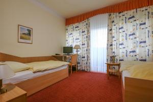 A bed or beds in a room at Hotel Restaurant Lüdenbach