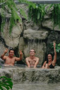 聖保羅的住宿－歐德卡薩旅館，一群人坐在瀑布里