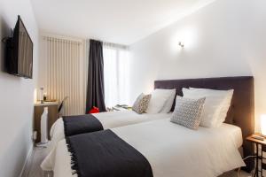 a hotel room with two beds and a television at D&E - PARIS-DISNEY - HOLIDAYS APARTMENT - APPARTEMENT DE VACANCES - 5 CHAMBRES- 5 SDB - 5 BEDROOMS - 5 BATHROOMS - Netflix in Champs-Sur-Marne