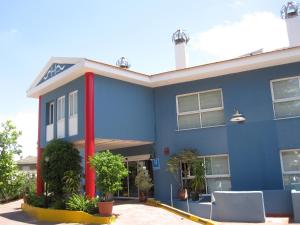 un edificio azul con sillas delante en Del Mar Hotel & Spa, en El Puerto de Santa María