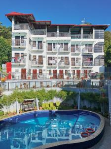 Bazén v ubytování Mountain View Garden Inn Coron nebo v jeho okolí