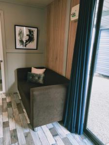 salon z kanapą i oknem w obiekcie Oval Motel - Murray Bridge w mieście Murray Bridge