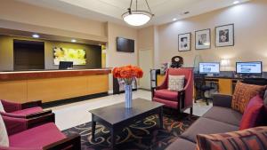 a waiting room with a lobby with a reception desk at Best Western Pasadena Inn in Pasadena