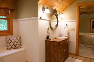 Kúpeľňa v ubytovaní Lazy Bear Lodge