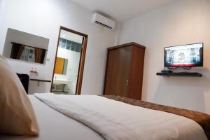 Телевизор и/или развлекательный центр в Hotel Netral Jombang