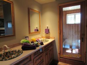 Un baño con dos lavabos y un espejo. en Summit Ski-Inn Ski-Out, en Big Bear Lake 19 fotos más