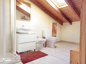 a bathroom with a toilet and a sink at Apartmento SOMA Aljezur in Aljezur +39 photos