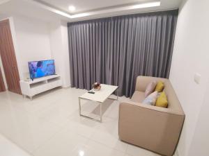 Uma televisão e/ou sistema de entretenimento em 2BDR in Water Resort close to WalkingStreet
