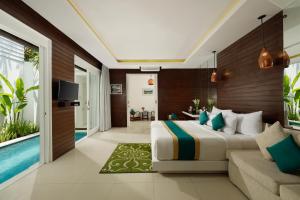 1 dormitorio con 1 cama y sala de estar en Bajra Bali Villa Seminyak, en Seminyak