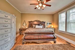 Ένα ή περισσότερα κρεβάτια σε δωμάτιο στο Vibrant Home with Deck and Yard, 2 Mi to Oaklawn Casino