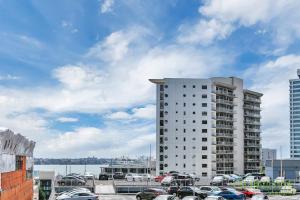 een parkeerplaats met auto's voor een gebouw bij QV Glamour 2 Bedroom Apt with Carpark - 758 in Auckland