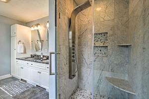 Ένα μπάνιο στο Spacious Waterfront Falmouth Home on Jenkins Pond! +16 φωτογραφίες