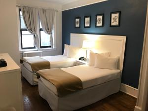 Кровать или кровати в номере Long Beach Hotel