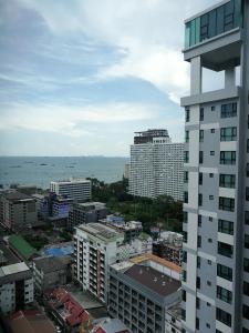 Nespecifikovaný výhled na destinaci Pattaya Central nebo výhled na město při pohledu z aparthotelu