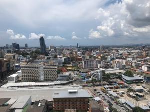 Nespecifikovaný výhled na destinaci Pattaya Central nebo výhled na město při pohledu z aparthotelu