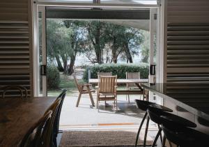 comedor con mesa y sillas y patio en Geographe Cove Resort, en Dunsborough