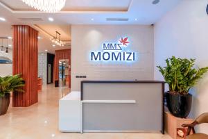 海防的住宿－MOMIZI Hotel HAI PHONG，墙上有猴子标牌的大堂