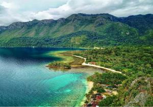 un'isola in mezzo a uno specchio d'acqua di Nusa Nalan Beach Resort a Rumah Olat Altre 25 foto