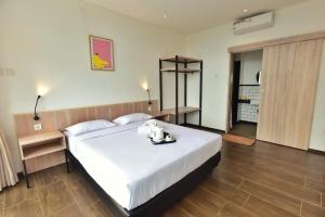 um quarto com uma grande cama branca num quarto em Negla Beach Villa em Godog