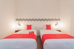 Voodi või voodid majutusasutuse RedDoorz Premium @ Hotel Hebat toas