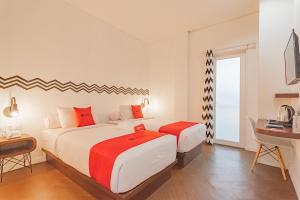 Postel nebo postele na pokoji v ubytování RedDoorz Premium @ Hotel Hebat