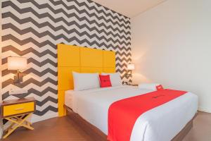 Voodi või voodid majutusasutuse RedDoorz Premium @ Hotel Hebat toas