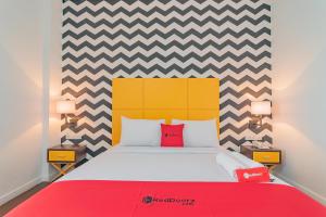Voodi või voodid majutusasutuse RedDoorz Premium @ Hotel Hebat toas