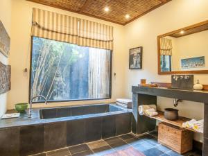 Kuchyň nebo kuchyňský kout v ubytování Mango Tree Villas Jimbaran Bali