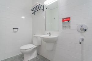 Vannituba majutusasutuses RedDoorz Premium @ Hotel Hebat