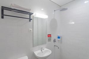 Vannituba majutusasutuses RedDoorz Premium @ Hotel Hebat