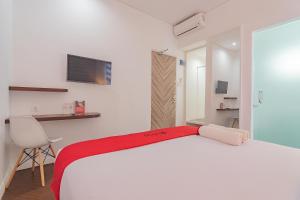 Voodi või voodid majutusasutuse RedDoorz Premium @ Hotel Hebat toas
