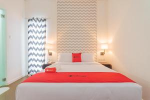 Voodi või voodid majutusasutuse RedDoorz Premium @ Hotel Hebat toas