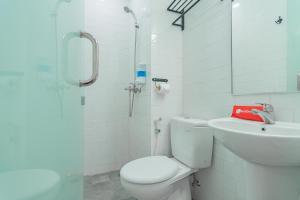 Vannituba majutusasutuses RedDoorz Premium @ Hotel Hebat