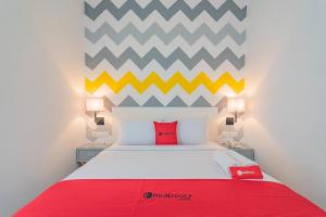 Voodi või voodid majutusasutuse RedDoorz Premium @ Hotel Hebat toas