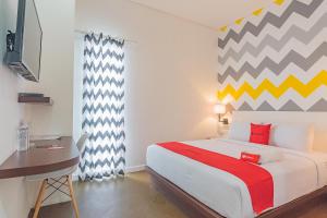 Voodi või voodid majutusasutuse RedDoorz Premium @ Hotel Hebat toas
