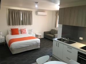 Postel nebo postele na pokoji v ubytování Sturt Motel