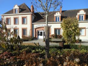 vistas a la casa desde el jardín en Hotel du Parc en Châteauneuf-sur-Loire