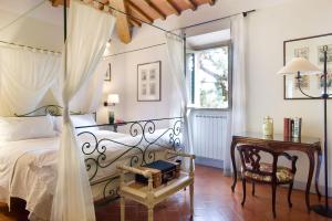 A bed or beds in a room at Casavilla Rentals by Torre a Cona