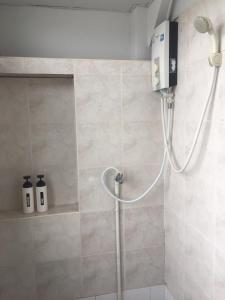 een badkamer met douche bij Room@Vipa in Bangkok