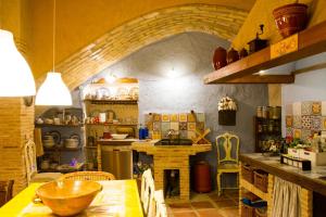 cocina con mesa y pared de ladrillo en La Casa de la Florencia, en Higueruela