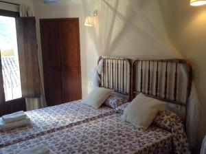 um quarto com uma cama com uma cabeceira de madeira em Casa Rural Pico Espadan em Almedíjar