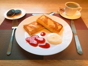 ein Teller Essen mit Brot und eine Tasse Kaffee in der Unterkunft Jeruzale Hotel in Vilnius
