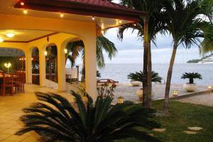 a restaurant with a view of the ocean at Villa Oramarama in Paopao