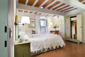 A bed or beds in a room at Casavilla Rentals by Torre a Cona