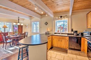 una cocina con una gran isla en una habitación en South Lake Tahoe Home with Deck and Mountain View!, en South Lake Tahoe