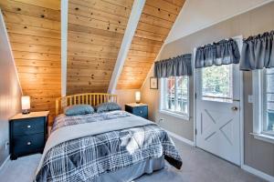 Säng eller sängar i ett rum på South Lake Tahoe Home with Deck and Mountain View!