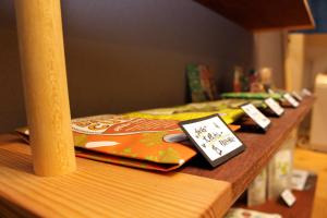 un bancone in legno con uno scaffale con un libro sopra di COCORETO The Guesthouse Daikon Island a Matsue