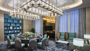 uma sala de jantar com uma mesa e cadeiras e um lustre em Holiday Inn Xining Hot-Spring, an IHG Hotel em Xining