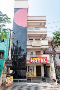 um hotel com uma placa em frente a um edifício em Hotel Renuka em Visakhapatnam