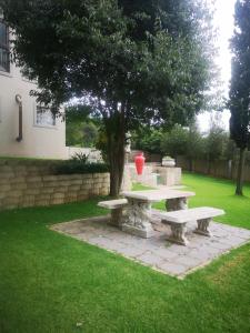Taman di luar Bristow Self Catering Unit with Back Up Power and Free Wi- Fi